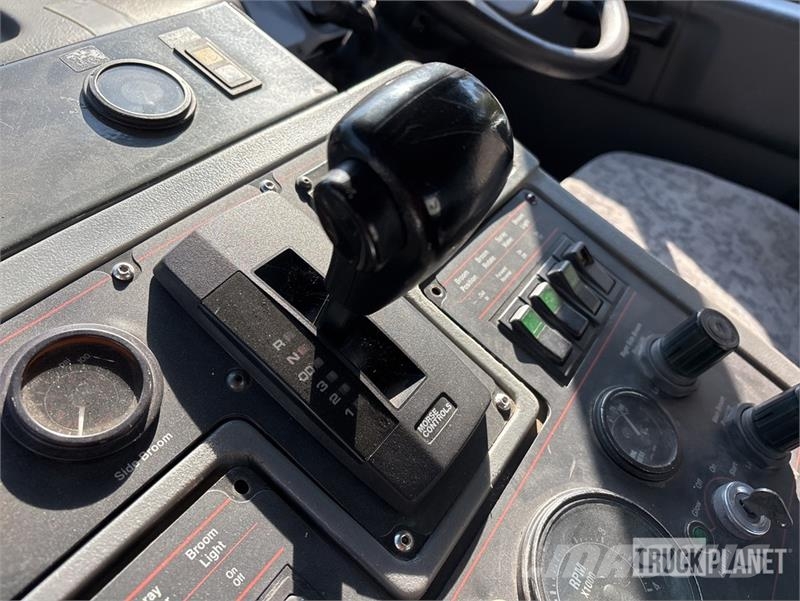 Nissan UD3300 Lakaisuautot