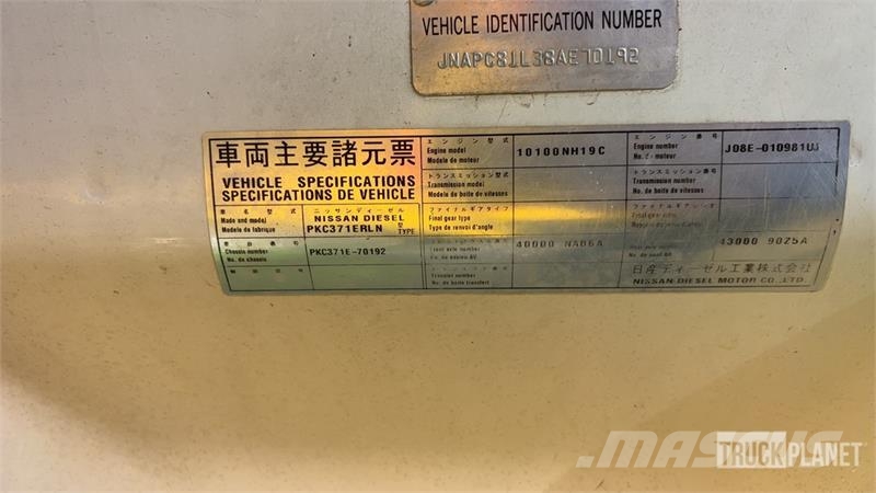 Nissan UD3300 Lakaisuautot