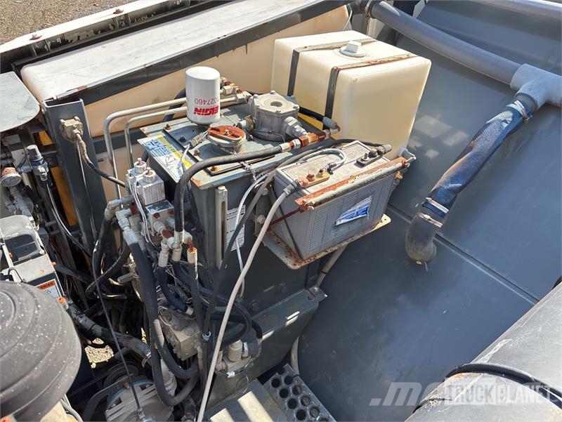 Nissan UD3300 Lakaisuautot