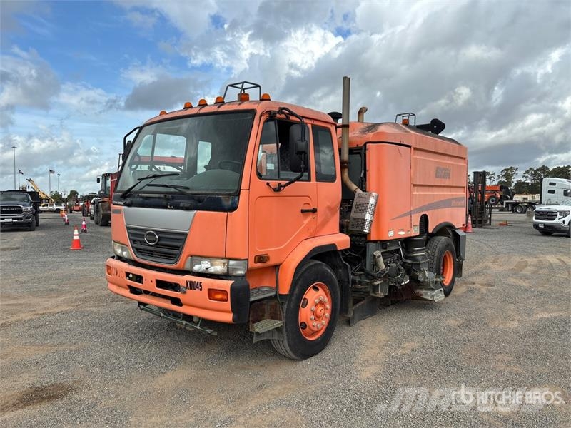 Nissan UD3300 Kamioni za čišćenje ulica
