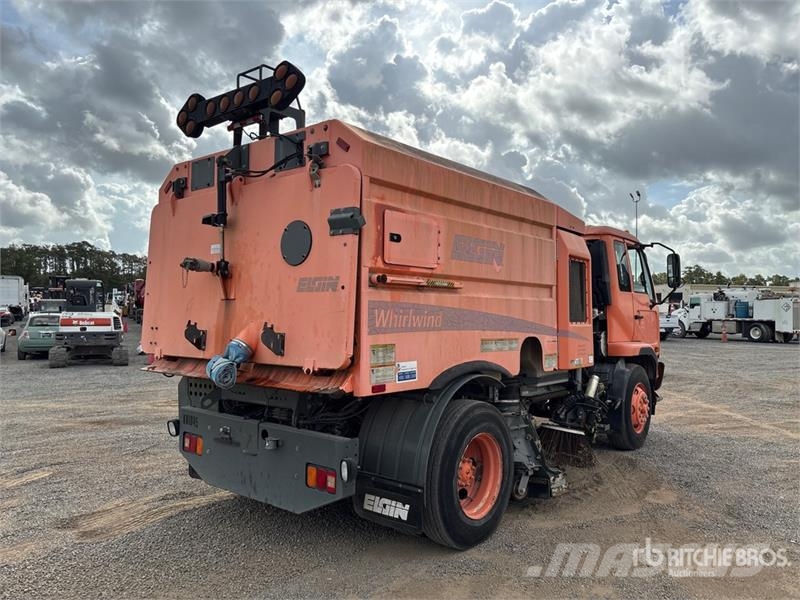Nissan UD3300 Kamioni za čišćenje ulica