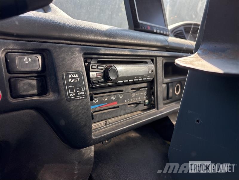 Nissan UD3300 Lakaisuautot