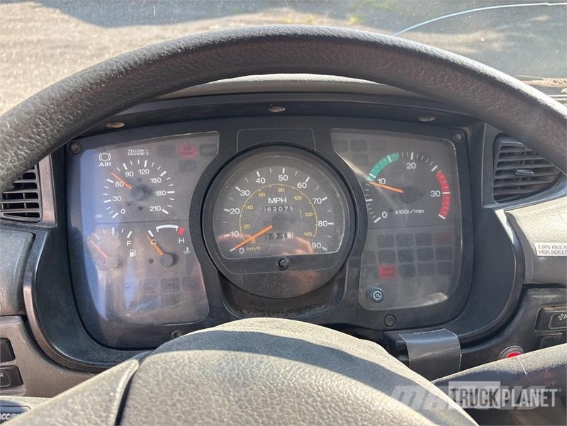 Nissan UD3300 Lakaisuautot