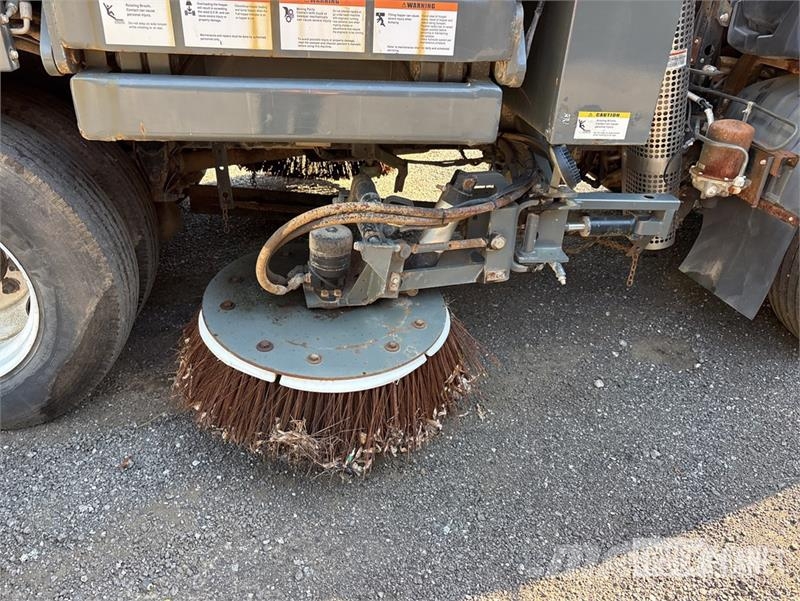 Nissan UD3300 Lakaisuautot