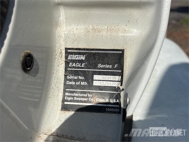 Nissan UD3300 Lakaisuautot