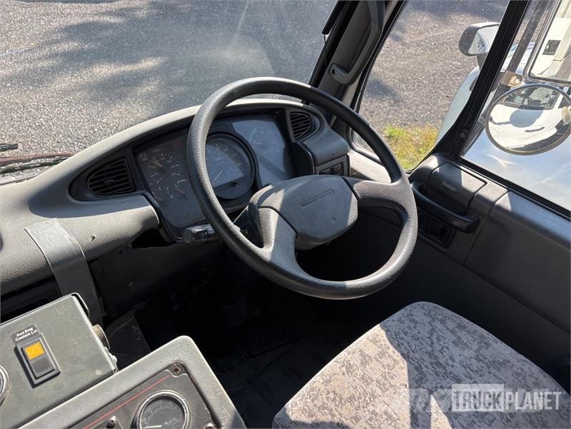Nissan UD3300 Lakaisuautot