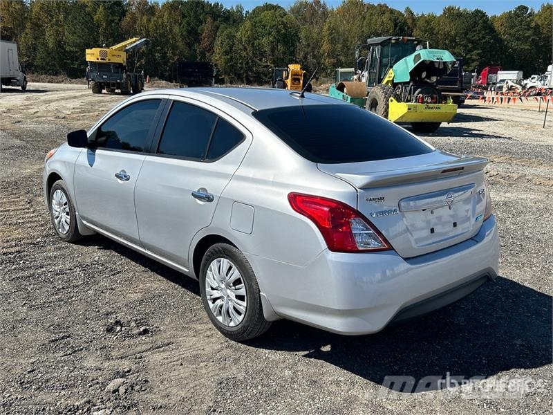 Nissan Versa Automobile Автомобілі