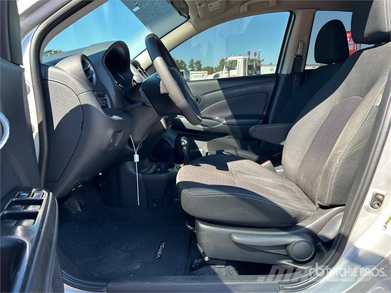 Nissan Versa Automobile Автомобілі