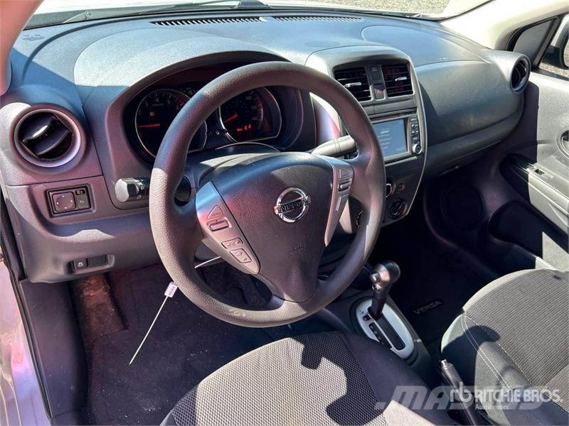 Nissan Versa Automobile Автомобілі