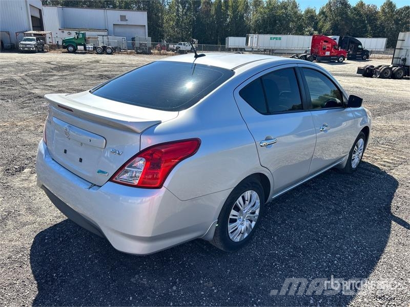 Nissan Versa Automobile Автомобілі