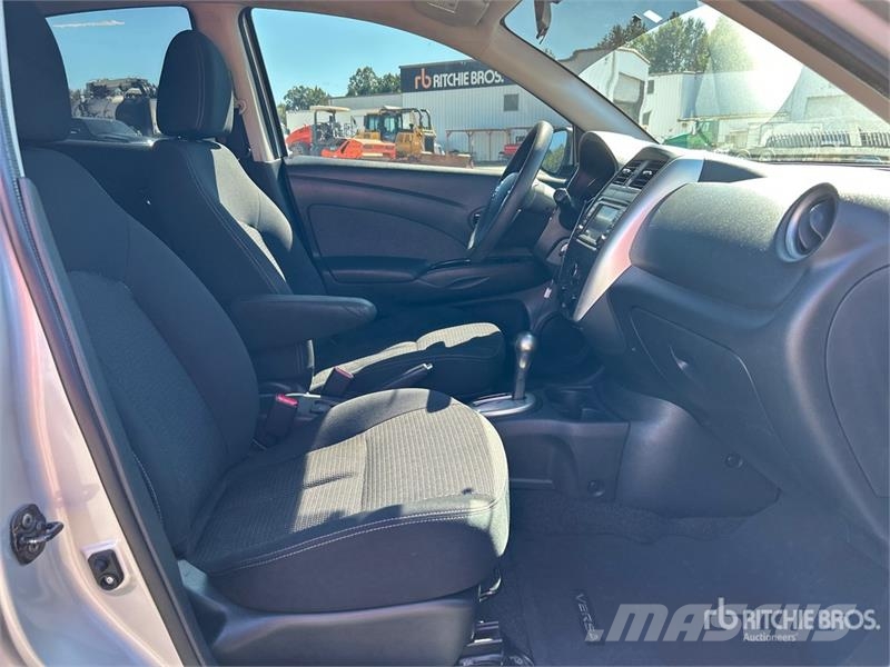 Nissan Versa Automobile Автомобілі