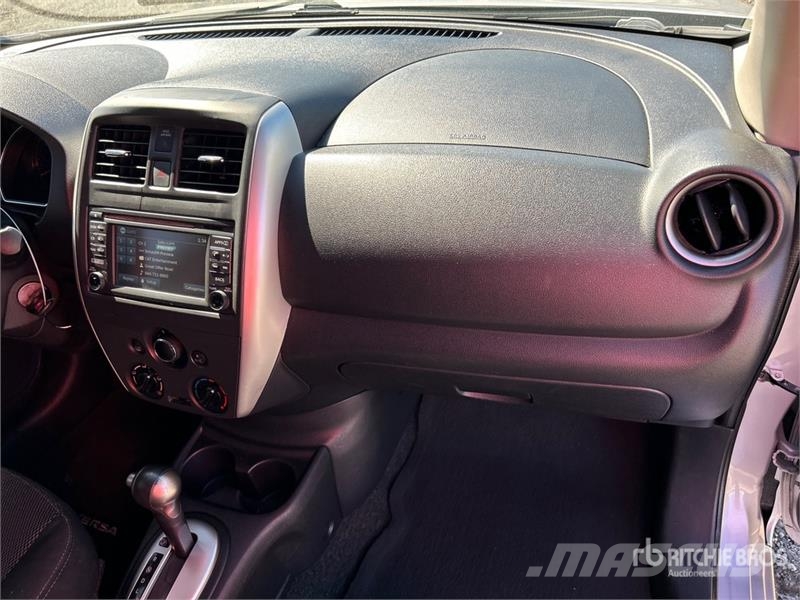 Nissan Versa Automobile Автомобілі