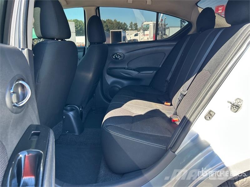 Nissan Versa Automobile Автомобілі