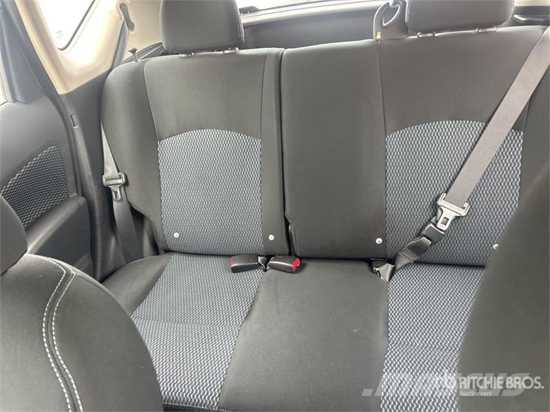 Nissan Versa SV Automobile Kistehergépjárművek