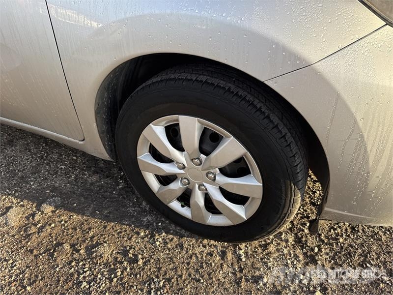 Nissan Versa SV Automobile Carros