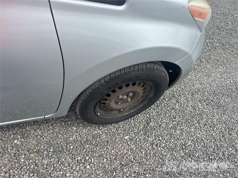 Nissan Versa SV Automobile Kistehergépjárművek