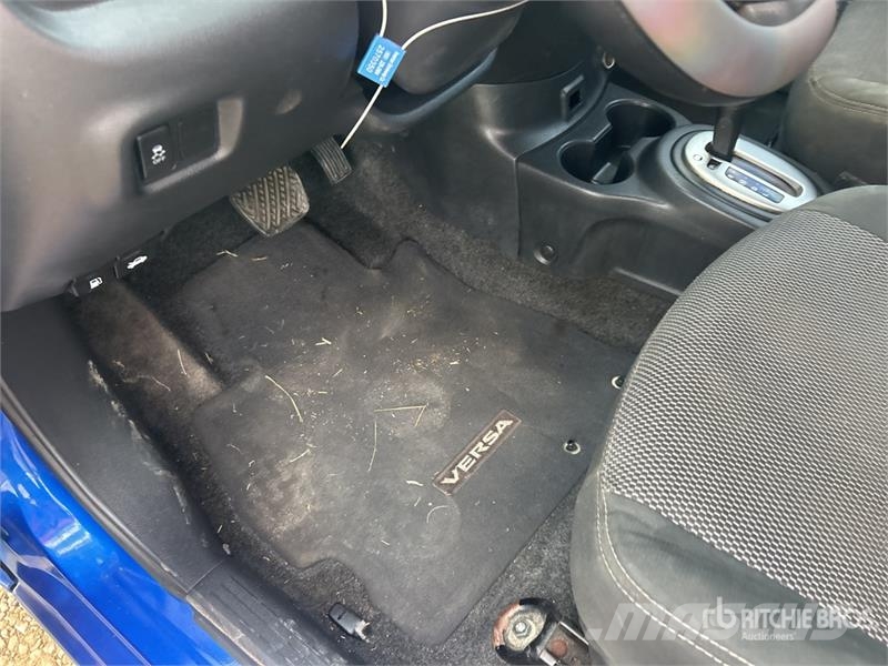 Nissan Versa SV Automobile Автомобілі