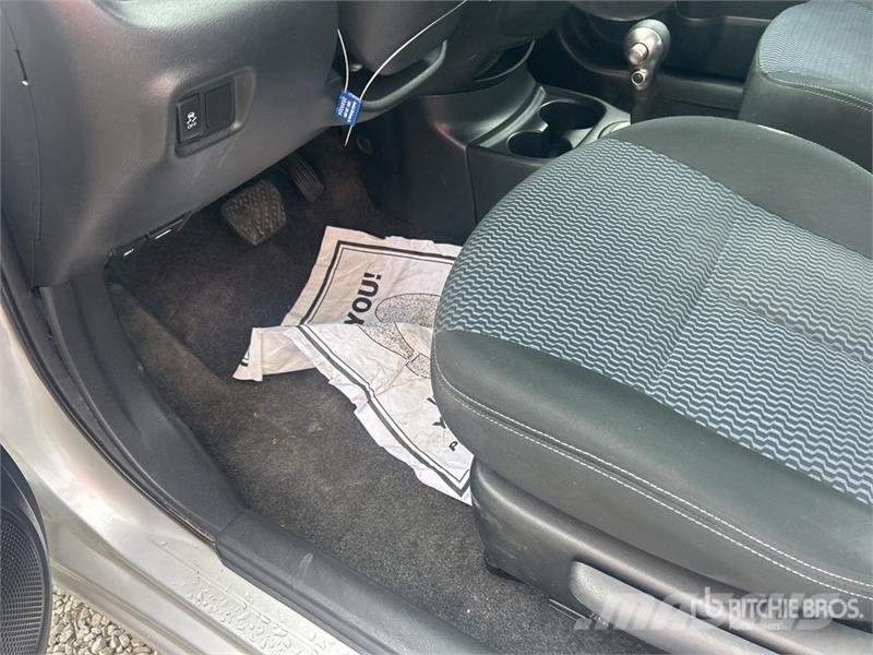 Nissan Versa SV Automobile Kistehergépjárművek