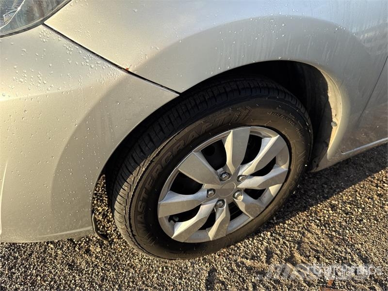 Nissan Versa SV Automobile Carros