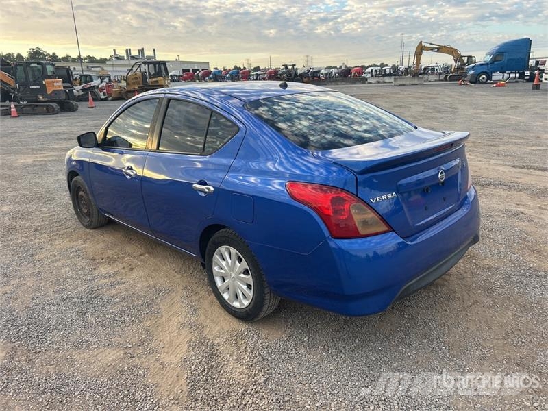 Nissan Versa SV Automobile Автомобілі