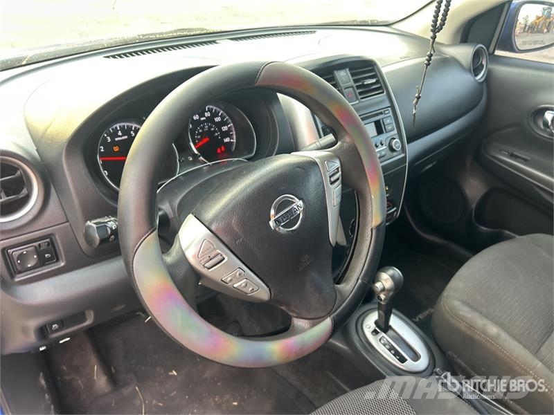 Nissan Versa SV Automobile Автомобілі