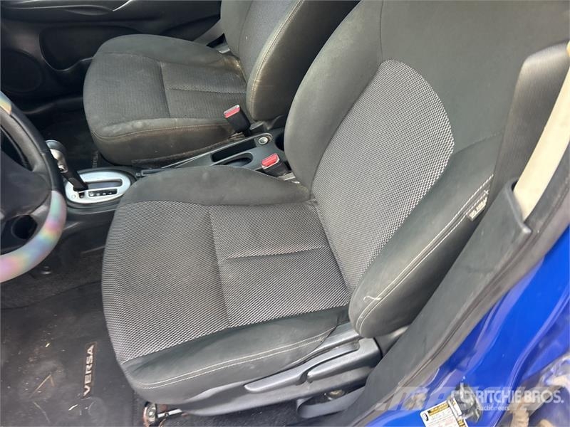Nissan Versa SV Automobile Автомобілі
