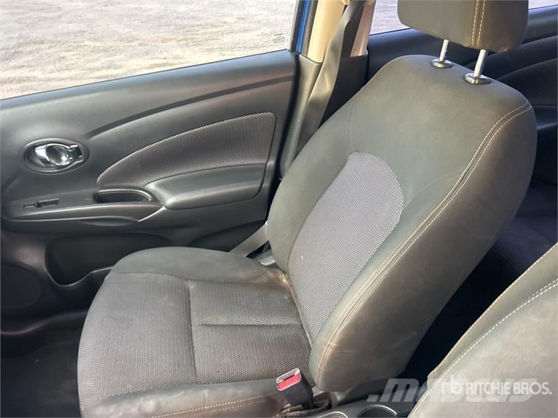 Nissan Versa SV Automobile Автомобілі