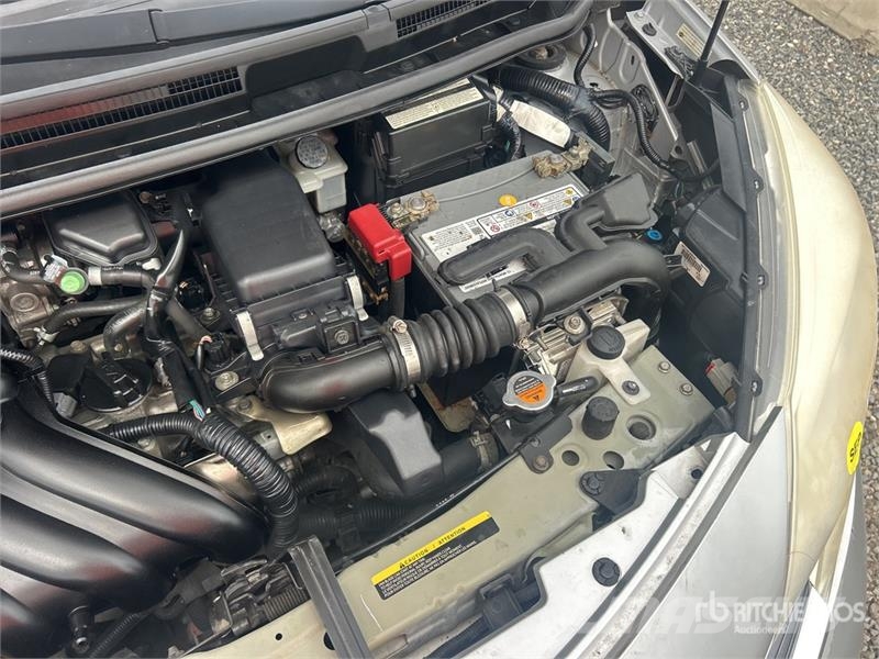 Nissan Versa SV Automobile Kistehergépjárművek