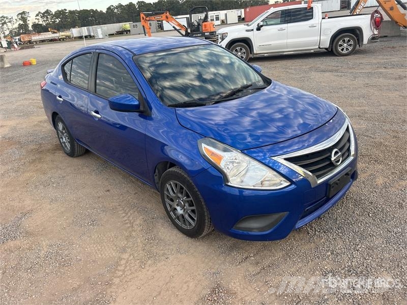 Nissan Versa SV Automobile Автомобілі