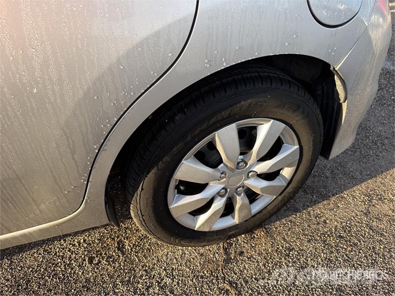 Nissan Versa SV Automobile Carros