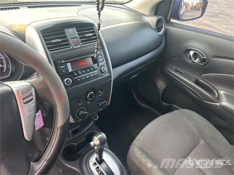 Nissan Versa SV Automobile Автомобілі