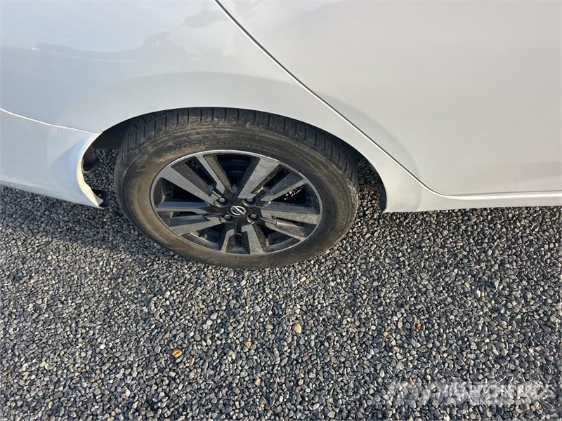 Nissan Versa SV Automobile Avtomobili