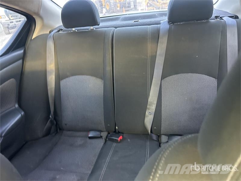 Nissan Versa SV Automobile Автомобілі