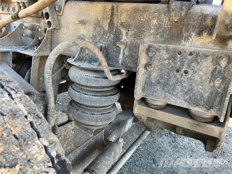 Oshkosh S Series 6x6 Front Discharge Mixer Truck Betonvežiai