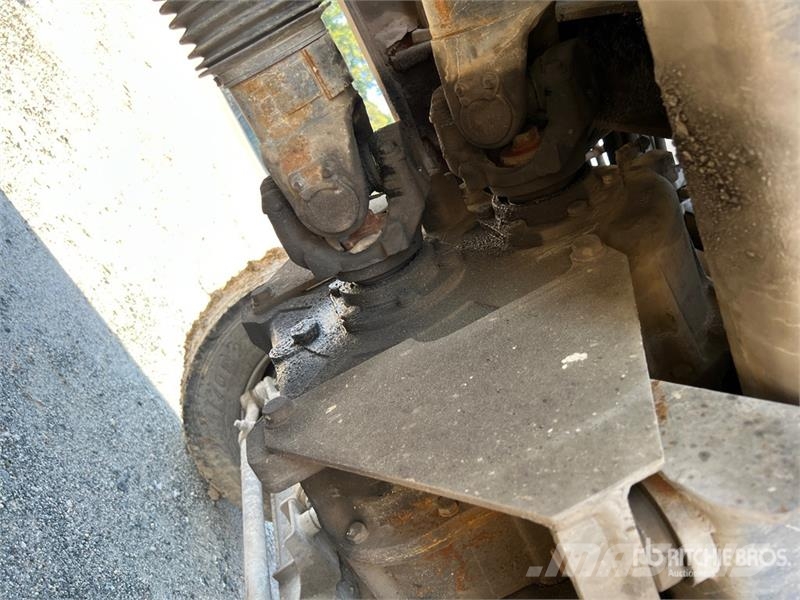 Oshkosh S Series 6x6 Front Discharge Mixer Truck Betonvežiai
