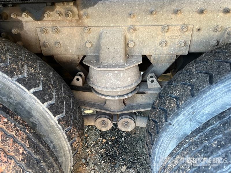 Oshkosh S Series 6x6 Front Discharge Mixer Truck Betonvežiai
