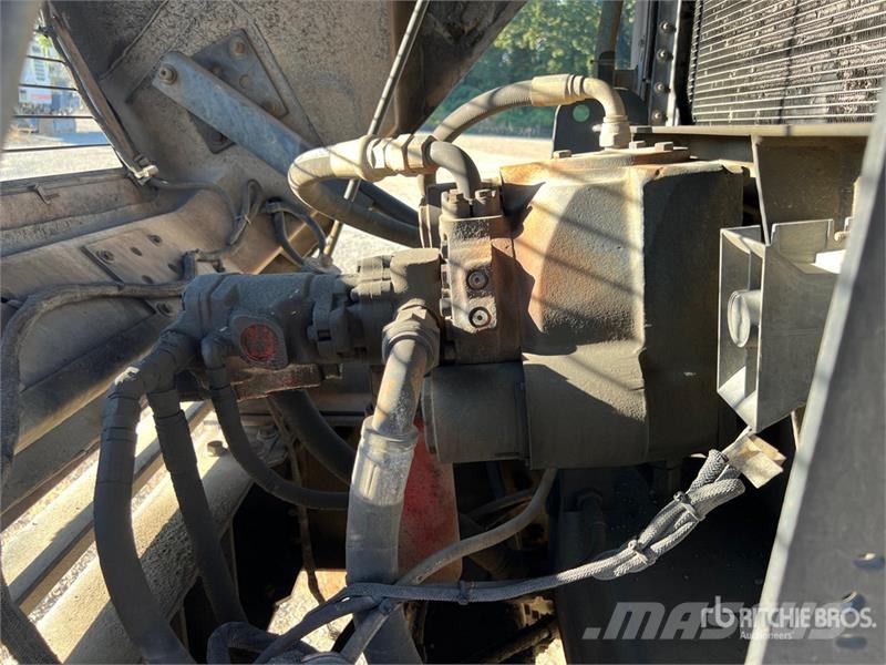Oshkosh S Series 8x6 Front Discharge Mixer Truck شاحنات خرسانة