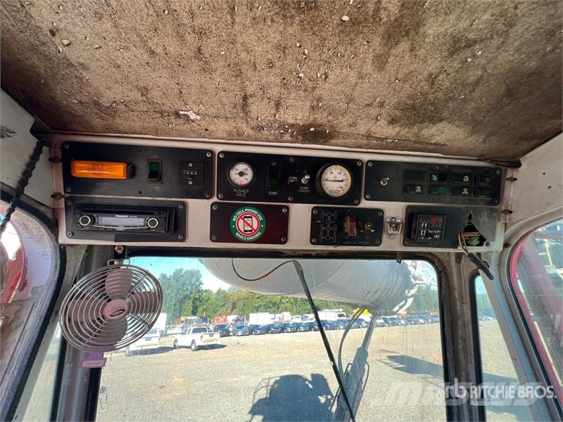 Oshkosh S Series 8x6 Front Discharge Mixer Truck شاحنات خرسانة