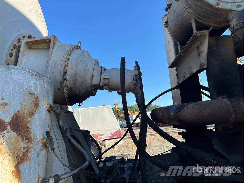 Oshkosh S Series 8x6 Front Discharge Mixer Truck شاحنات خرسانة