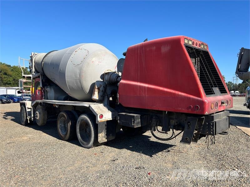 Oshkosh S Series 8x6 Front Discharge Mixer Truck شاحنات خرسانة