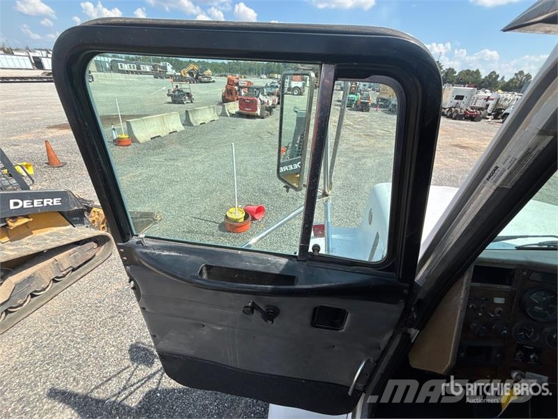 Peterbilt 330 Kamioni za vodu