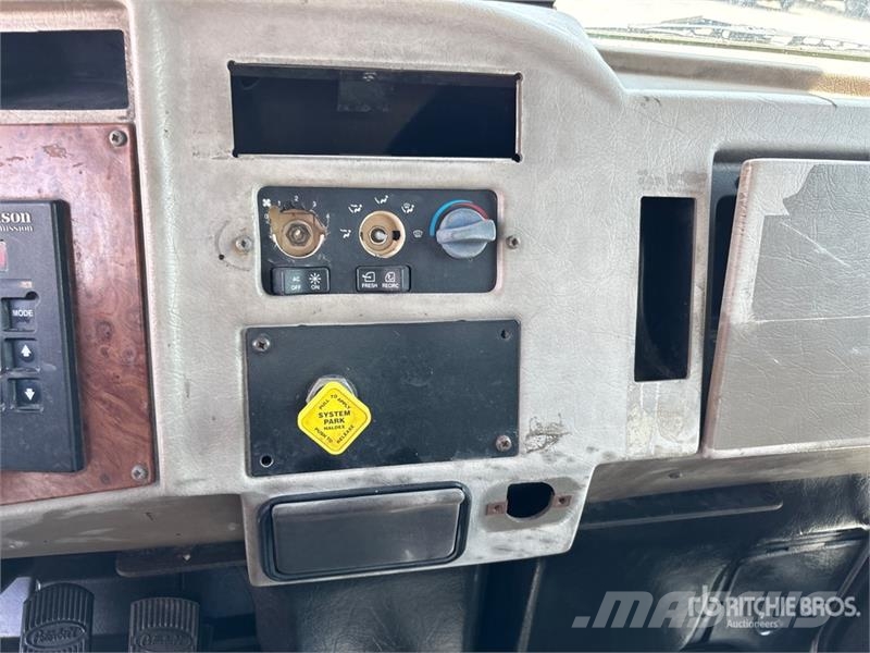 Peterbilt 330 Kamioni za vodu