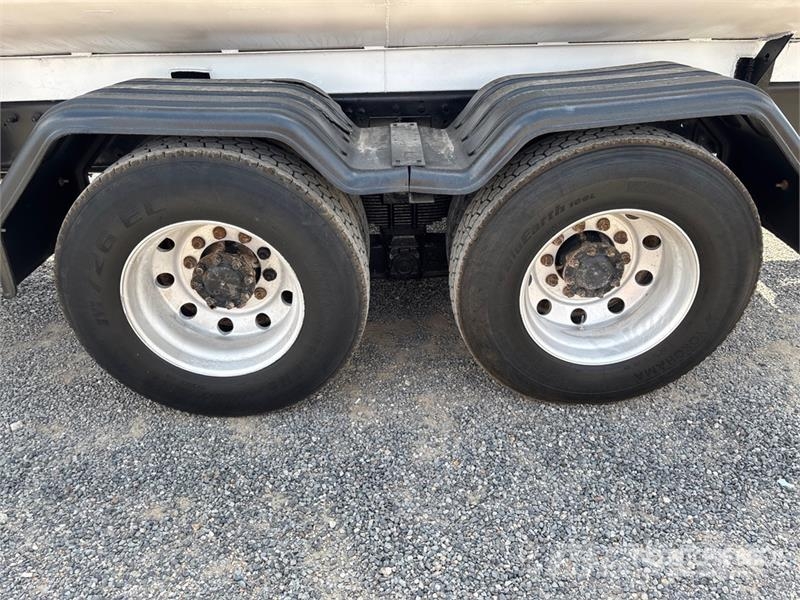 Peterbilt 330 Kamioni za vodu