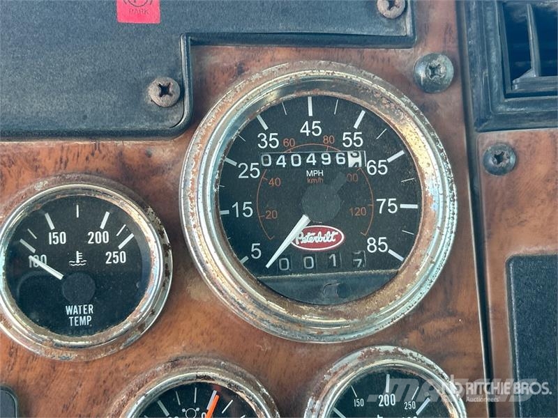 Peterbilt 335 شاحنات قلابة