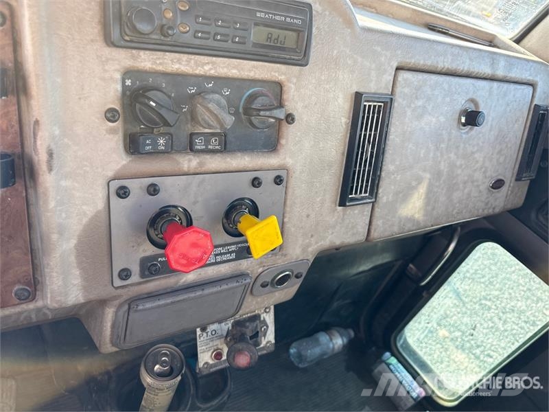 Peterbilt 335 Other trucks