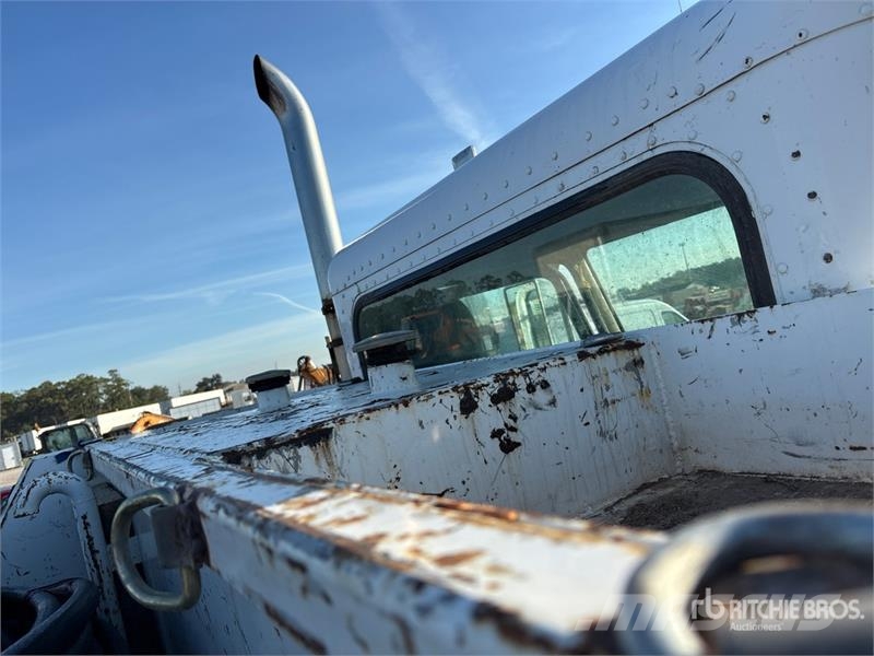 Peterbilt 335 Other trucks