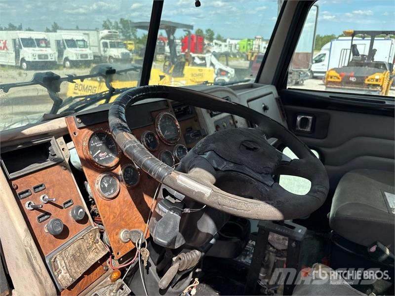 Peterbilt 335 Polewaczki