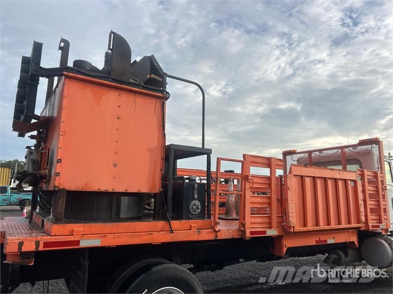 Peterbilt 335 4x2 Paint Striping Truck 其他貨車