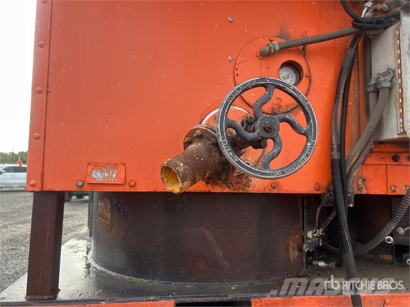 Peterbilt 335 4x2 Paint Striping Truck 其他貨車