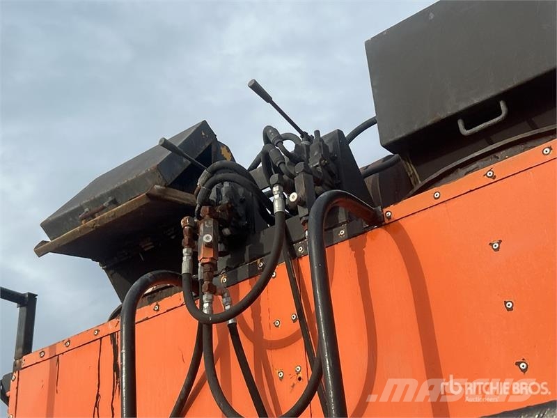 Peterbilt 335 4x2 Paint Striping Truck 其他貨車